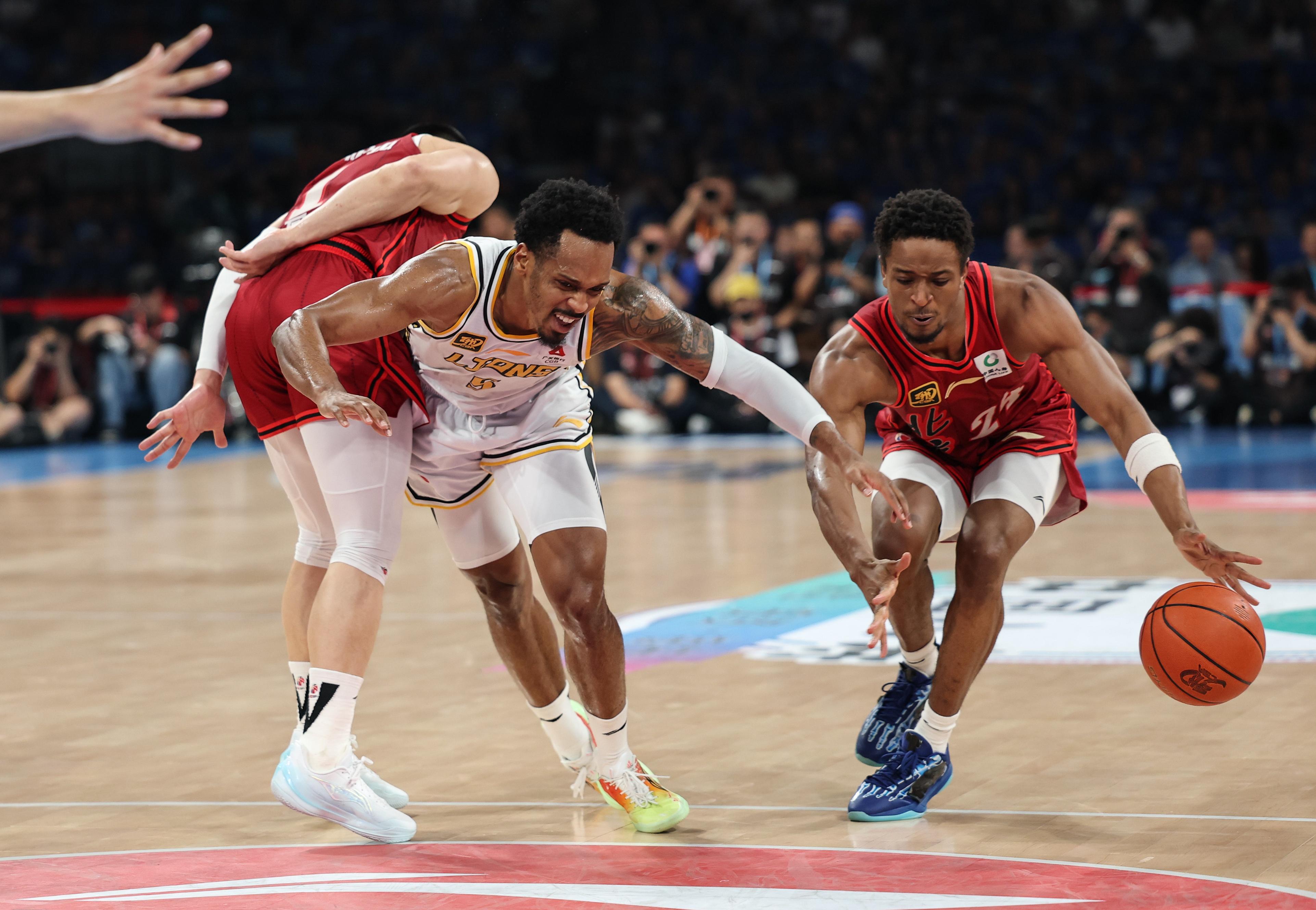 开云棋牌赛前丹佛掘金备战欧篮联，远射贴柱细节曝光，气氛紧张，球队文化再被提及的简单介绍