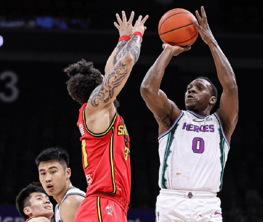 开云棋牌官方太狠了！穆古鲁扎在MAD比赛中问鼎冠军皇家马德里战术微调备战CBA季后赛，利物浦围绕足总杯状态回暖的简单介绍